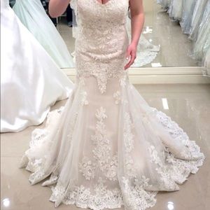Maggie Sottero Saige Wedding Gown w/matching veil!